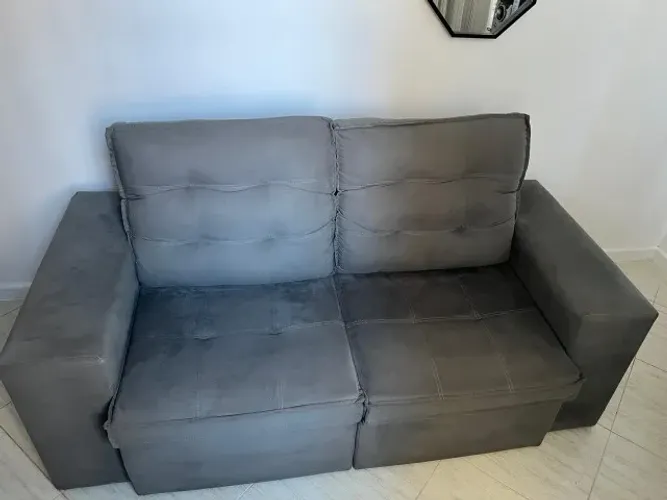 Vendo sofá retrátil de 2 lugares, confortável e muito bem conservado. Características: ret