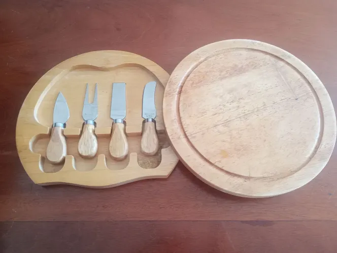 Kit taboa de queijo e frios redonda com 4 facas