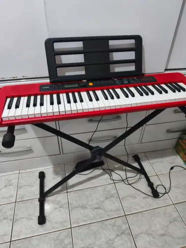 Teclado Casio Casiotone CT-S200 Vermelho + Suporte + Pedal (Contém caixa original)