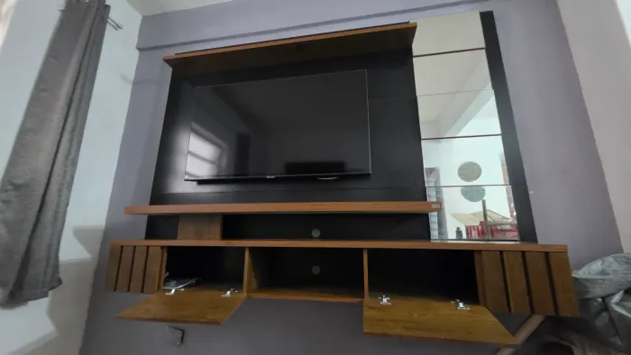 Painel para TV com rack suspenso e espelho<br>