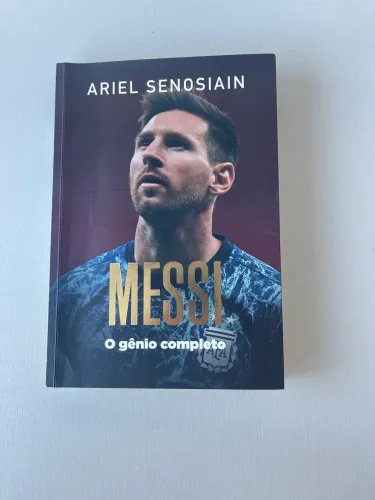 Livro do Messi contando tudo sobre a carreira dele e sobre vida pessoal
