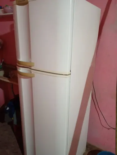 Vendo uma geladeira boa por 800 reais
