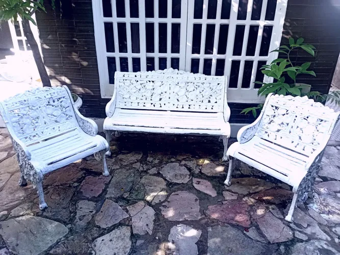 Conjunto de banco e cadeiras de ferro fundido maciças