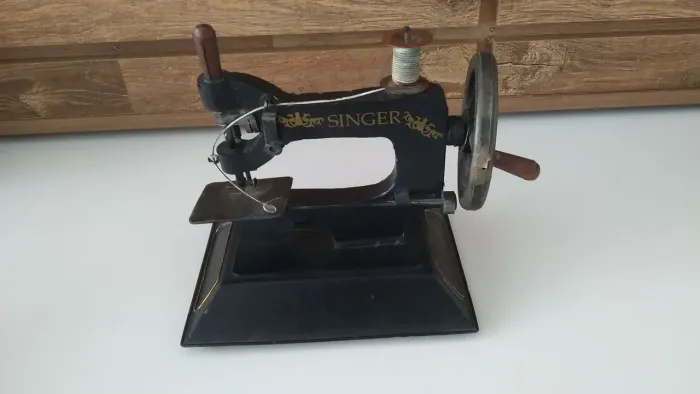 Cofre Máquina de Costura Antiga