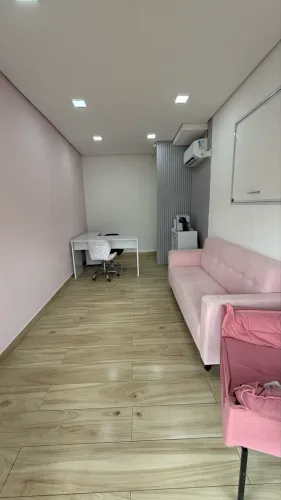 Sala comercial em avenida movimentada 