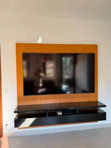 Painel de televisão em madeira