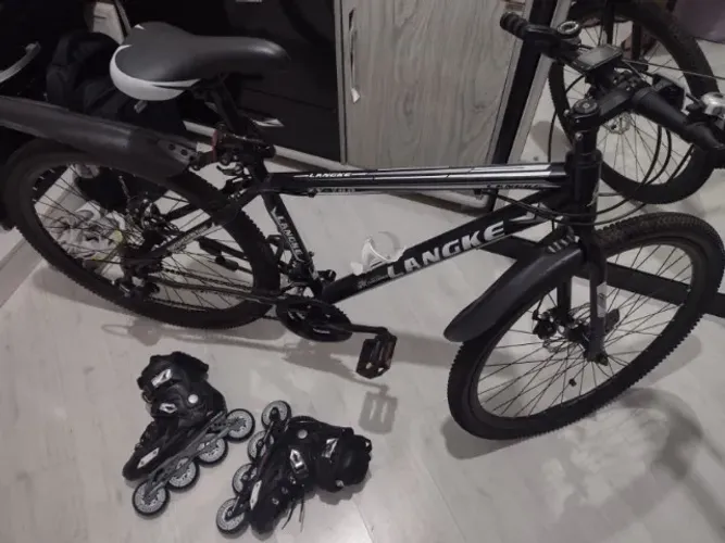 Bicicleta aro 26 freio a disco nas duas rodas patins traxart seminovos número 38