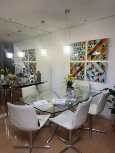 Vendo mesa com 6 cadeiras giratórias acompanha aparador