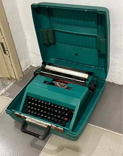 Antiga Máquina De Escrever Olivetti Studio 45, Verde