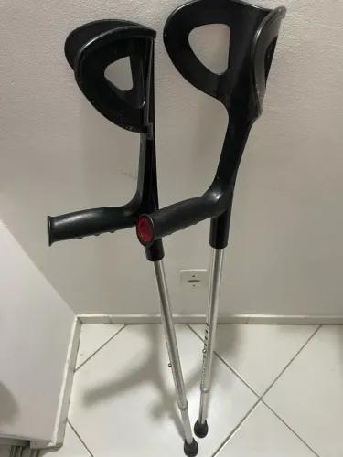 Par de Muletas e Bota Ortopédica