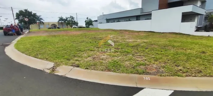 Terreno de Esquina à Venda no Condomínio Monterrey Reserva em Monte Mor