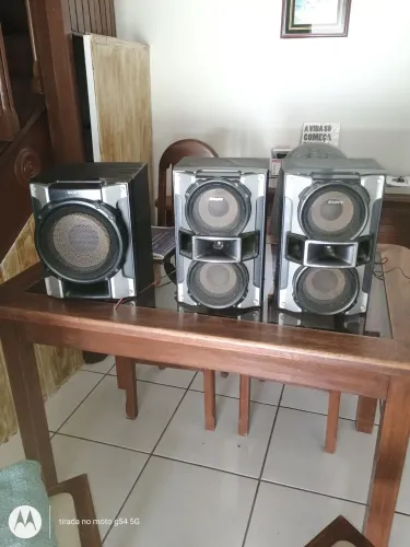 Duas caixas de som, um subwoofer