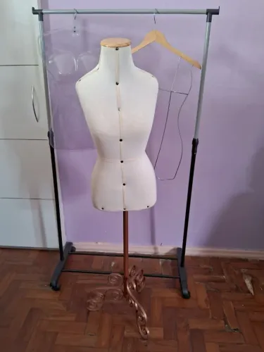 Combo de Arara de roupa montável + Manequim Feminino tamanho M/36 + 2 cabides de silhuetas