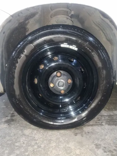 Vendo jogo de rodas aro 15 de ferro com pneus.