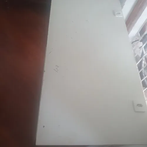 Escrivaninha .  Com 2  tomadas. 2 Gavetas. Muito resistente.