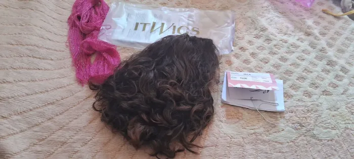 Wig cacheada morena iluminada