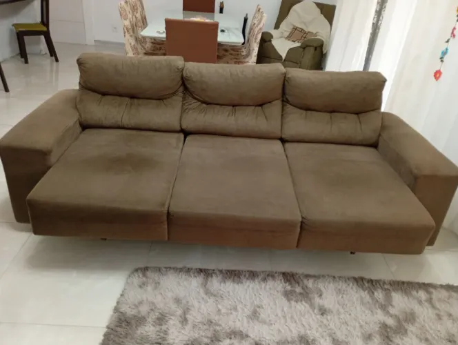Sofa Retrátil e Reclinável Linfort Garden na cor castanho em Suede e assento com Espuma D