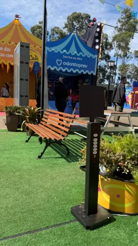 Totem Carregador Celular 1,08m C/ Placa De Publicidade E Usb