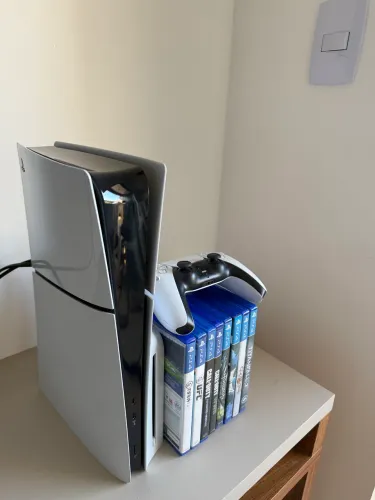 PS5 1TB com leitor + 8 jogos físicos + controle original ?