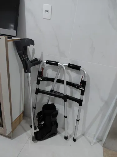 Vendo, bota ortopédica, par de muletas e andador. Valor : 250 ,00 reais.