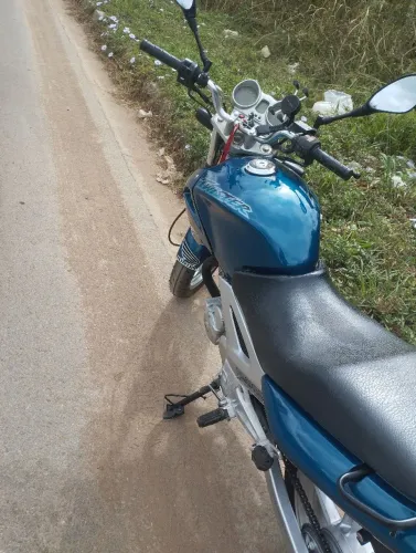 Moto muito boa revisada ressentimento excelente para seu dia dia ou viajar com segurança