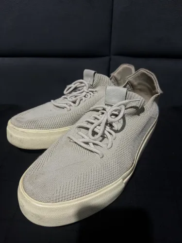 Colcci, modelo em tecido knit (malha respirável) na cor bege