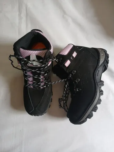 Coturno preto com rosa 