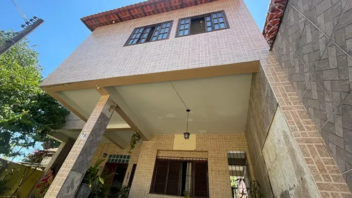 BS IMOBILIÁRIA VENDE !  Excelente casa de dois andares, pronta para morar,