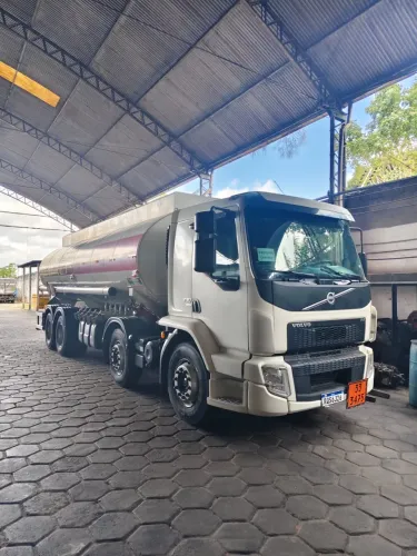 Volvo VM 330 8x4 - Ano/Modelo 2021/2021 - Caminhão Tanque