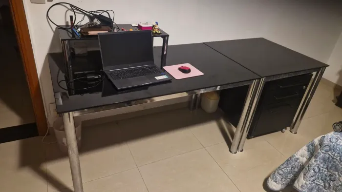 Mesa para escritorio em vidro fume preto TOK STOK, com opcional de transformar em L 