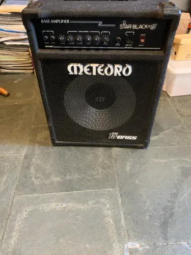 Amplificador de baixo meteoro Star black 15 bass cubo