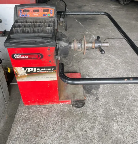 Uma Máquina de balancear e uma montadora de pneus