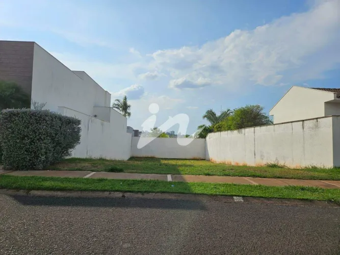 Terreno à venda no condominio fechado Gavea Paradiso de 379,75 m²