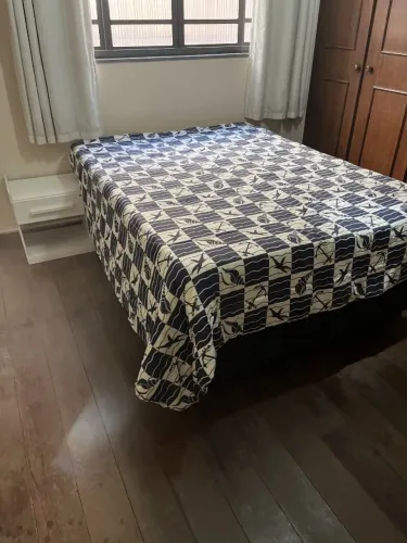 Cama de casal com 2 criados