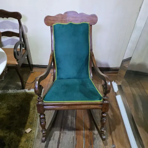 Móveis antigos, cadeira de balanço antiga com estofado novo