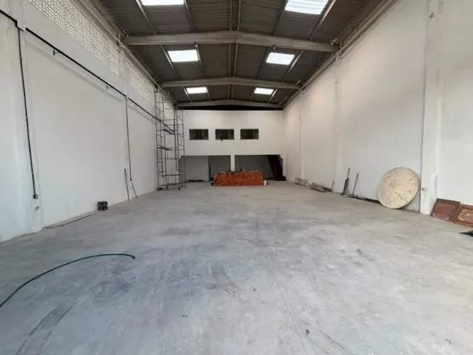 Galpão 360m² NOVO - Pé Direito 8m - Localização Estratégica