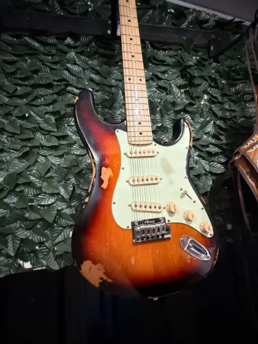 Guitarra Stratocaster Sunburst Relic Tagima T635 com Upgrades
