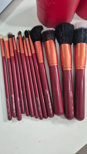 Luxo em Vermelho: Kit Profissional Luv Beauty (13 Pincéis)
