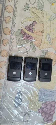 Três celular Motorola v3 sucata