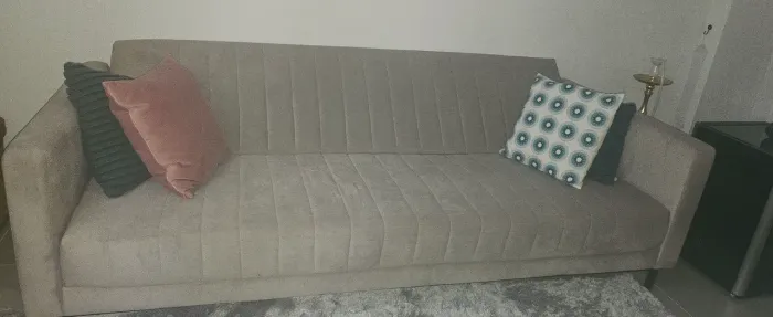 Sofá cama Retrátil 4 lugares em veludo cinza claro. Excelente estado. 