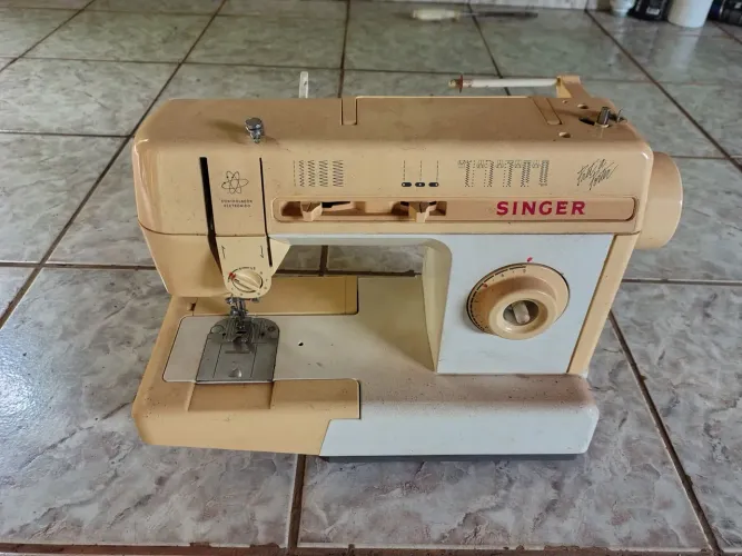Máquina de Costura Singer