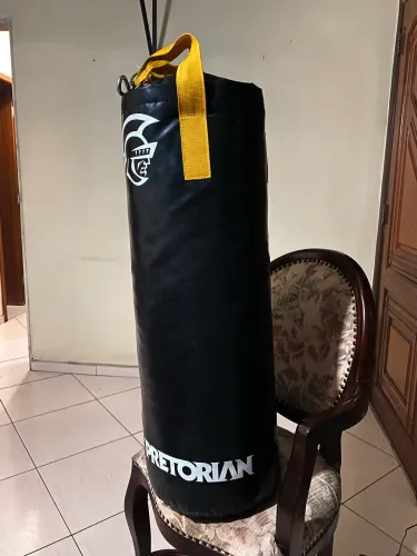 Vendo saco de pancada Pretorian 1,10m e luva de boxe Adidas