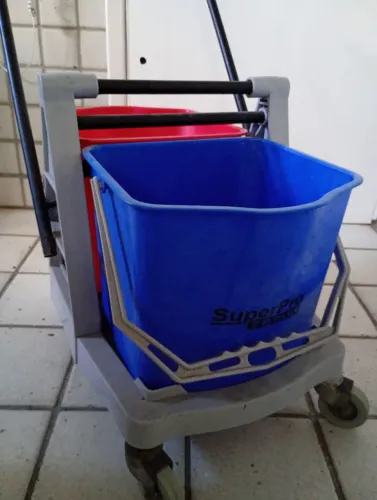 Carro balde para limpeza