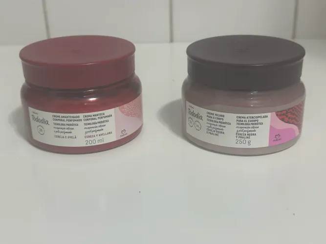 Mousse hidratante corporal cereja negra e cereja e avelã