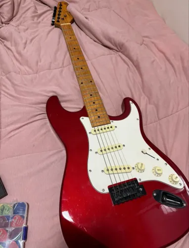 kit para iniciante guitarra( guitarra vermelha, palhetas, pedal de efeito, fone, cabo)