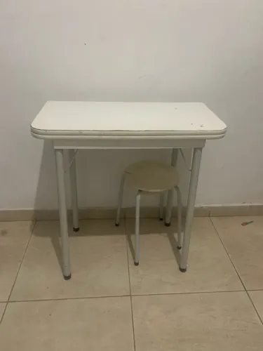Mesa dobrável com uma cadeira