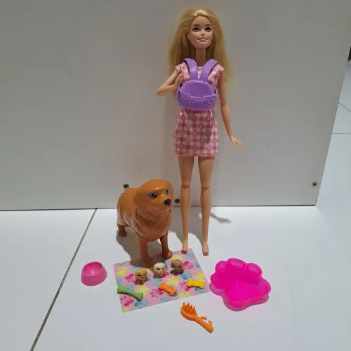 Barbie com cadeia e filhotinhos