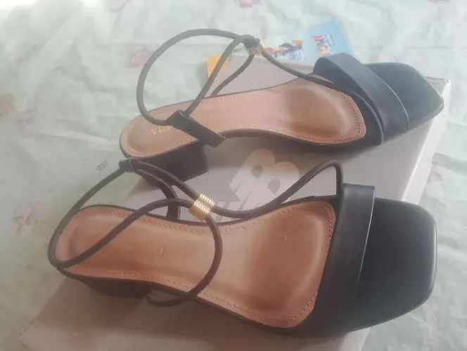 Vendo essa sandália nova