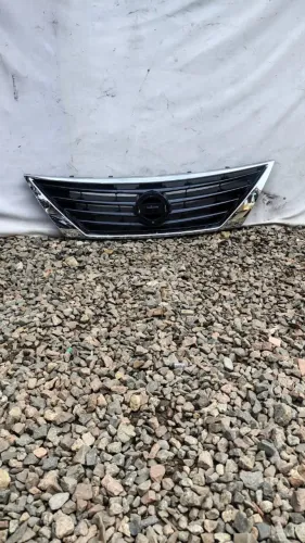 Grade Versa 2012 2013 2014 original com detalhe no cromado