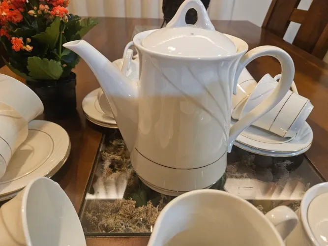 Jogo de Café/chá Rosa Porceline (Bud Let Fine) - Porcelana Fina com Fio de Ouro